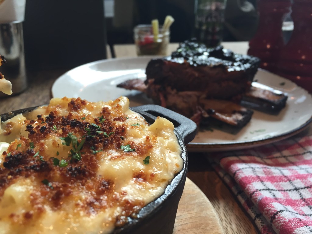 Macaroni cheese with parmesan crumb